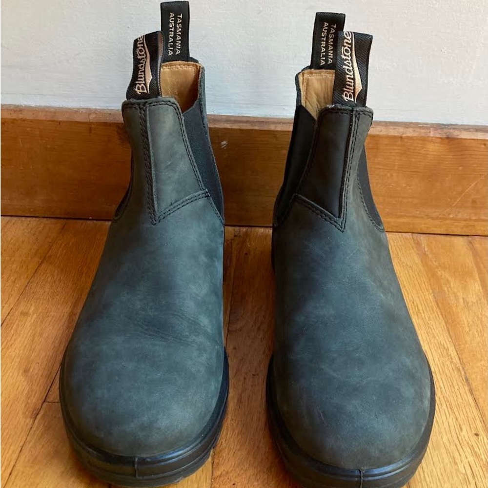 Blundstones rustic black leather 587 boots